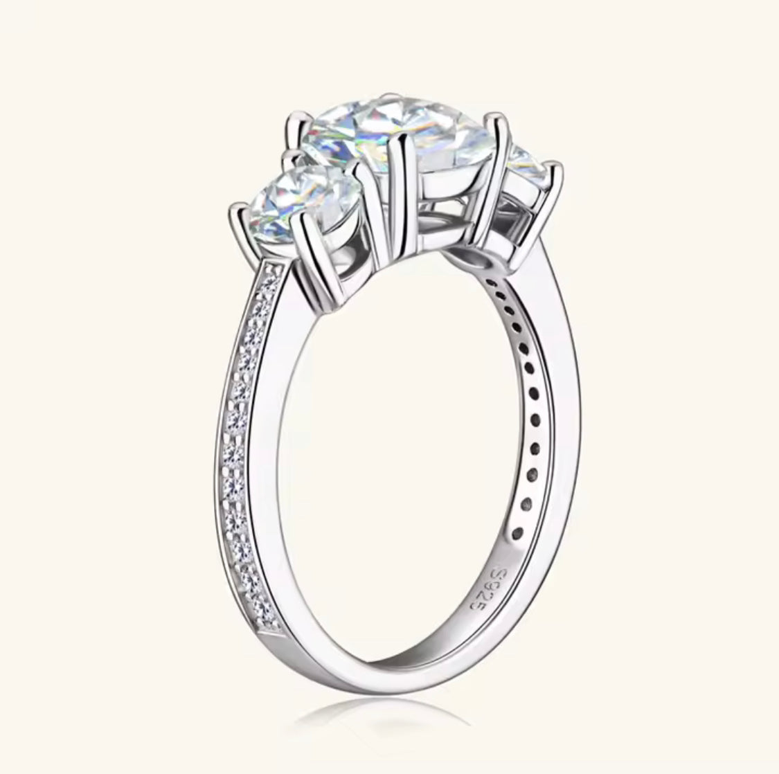 Moissanit Trilogy 3 Karat Ring mit Pavé Setting