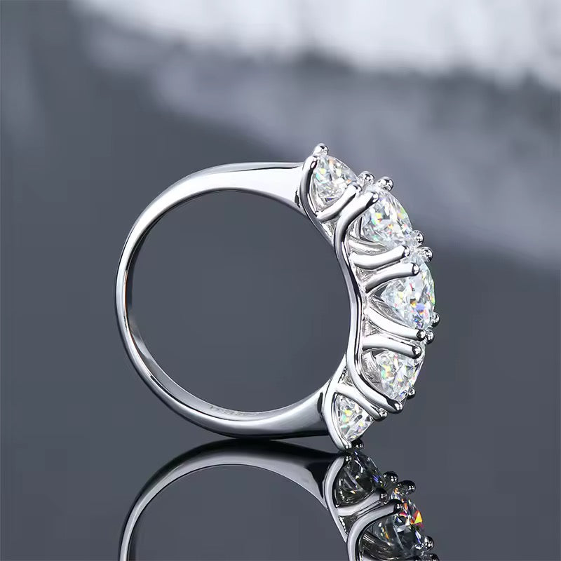 3.6 Karat Moissanit 5-Stein Ring