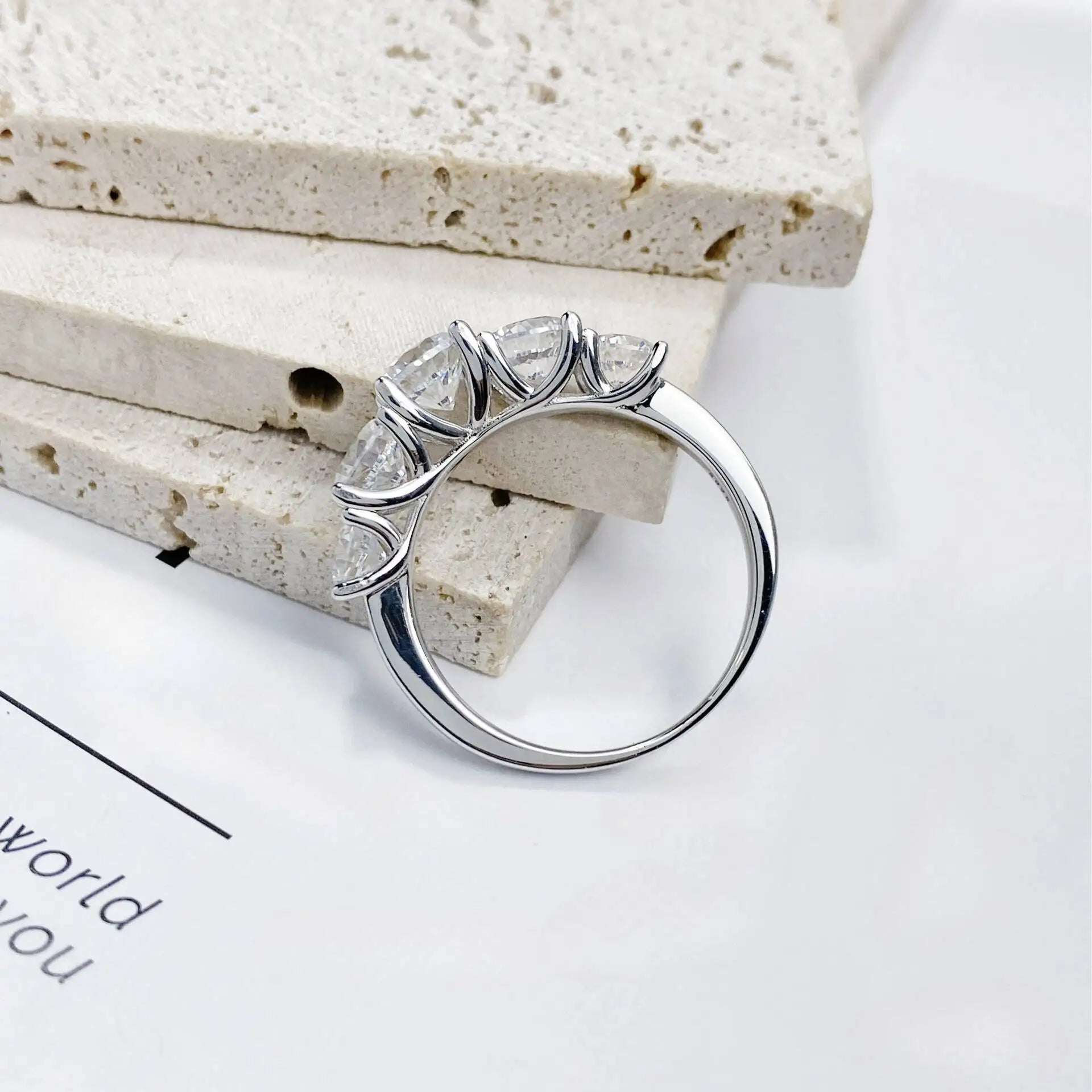 3.6 Karat Moissanit 5-Stein Ring