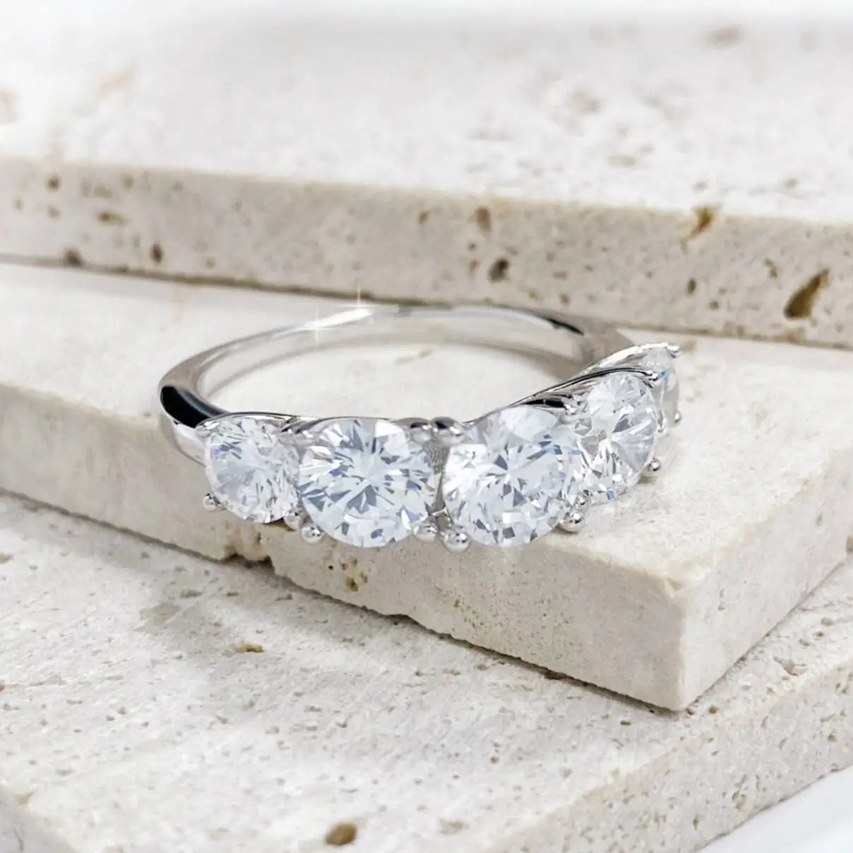 3.6 Karat Moissanit 5-Stein Ring