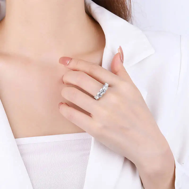 3.6 Karat Moissanit 5-Stein Ring