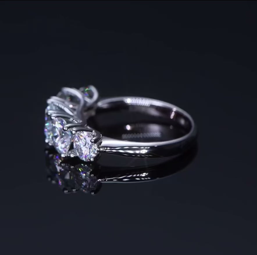 3.6 Karat Moissanit 5-Stein Ring